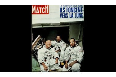 L'équipage d'Apollo VIII, en tenue de cosmonaute, composé (de gauche à droite) de Frank Borman, 40 ans, Colonel U.S. Air Force, de William Anders, 35 ans, Major U.S. Air Force, et de Jim Lovell, 40 ans, Capitaine de vaisseau U.S. Navy.