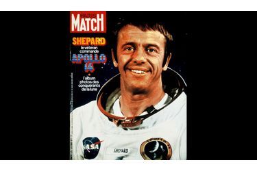 Alan B.Shepard, souriant, en tenue de cosmonaute, sera aux commandes d'Apollo XIV et marchera sur la Lune. Dix ans auparavant il avait été le premier Américain envoyé dans l'espace.