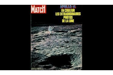Sur cette photographie, l'un des astronautes d'Apollo XIV marchant sur la lune. Lors de cette mission, Alain B. Shepard fut le premier homme à jouer au golf ailleurs que sur la Terre. 