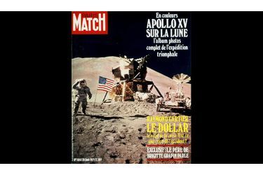 Le 26 juillet 1971, Apollo XV quitta le centre spatial Kennedy pour un nouveau voyage lunaire. Pour la première fois, l'équipage était équipé d'un rover lunaire, pratique comme outil d'exploration et pour transporter les échantillons. Ici, un astronaute foule le sol lunaire à côté du drapeau américain.