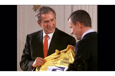 Lance Armstrong offre un maillot jaune à l’ancien président George Bush, l’un de ses amis.