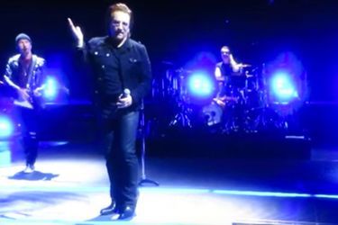 Le chanteur Bono s'excusant sur la scène de Berlin.