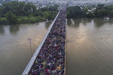 Sur le pont rejoignant le Guatemala et le Mexique, des milliers de migrants attendant que les autorités mexicaines ouvrent le passage, en octobre 2018.