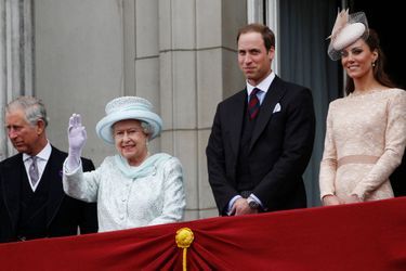 Elizabeth, Charles, William et Kate au balcon de Buckingham, pour le jubilé de diamant en 2012. 