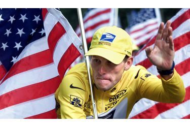 Lance Armstrong va être déchu de ses sept titres de vainqueur du Tour de France. Il est accusé par l’Agence de lutte contre le dopage américaine d’avoir eu recours à des produits interdits afin d’améliorer ses performances sportives. Retour en images sur les moments forts de la vie de ce champion aussi controversé que légendaire.