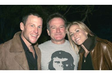 Lance Armstrong, accompagné de l’acteur Robin Williams et de sa petite amie de l’époque, Sheryl Crow en 2004.