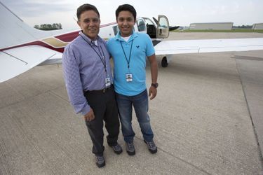 Babar et Haris Suleman, le 19 juin dernier devant l&#039;avion qu&#039;ils ont emprunté pour leur périple.