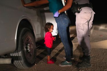 Une fillette hondurienne de deux ans fond en larmes alors que sa mère est fouillée par la police aux frontières à McAllen, au Texas, en juin 2018. L'image a valu au photographe John Moore de remporter le World Press Photo de l'image de l'année.