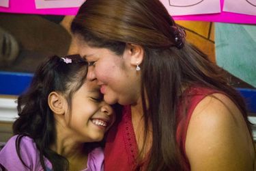 Retrouvailles entre Cindy Madrid et sa fille Allison à Houston, au Texas, en juillet 2018. Elles ont passé plus d'un mois séparées en vertu de la loi séparant les familles traversant illégalement la frontière.