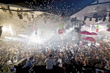 Au pacha, le 27 mai dernier, un set des 2 Many DJs ouvre la saison 2014 sous une pluie de confettis. Les DJ stars font danser 3500 vacanciers jusqu'au petit matin.