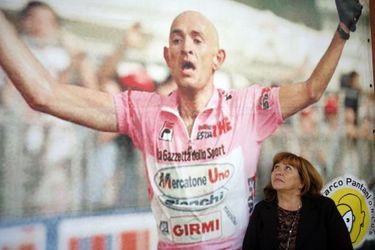 Tonina Pantani en 2007, posant devant une photo géante de son fils Marco triomphant dans le Tour d&#039;Italie en 1998.