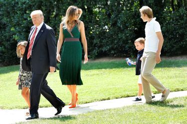 Donald Trump et sa petite fille Arabella. Melania Trump se trouve aux côtés de son fils Barron et de Jospeh, fils d&#039;Ivanka Trump.