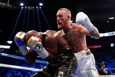 McGregor et Mayweather échangent des coups pendant le combat du siècle à Las Vegas le 27 août 2017.