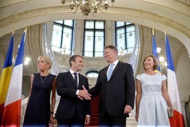 <br />
Emmanuel Macron et son épouse Brigitte sont accueillis par Klaus Iohannis et sa femme Carmen lors d'une cérémonie au palais Cotroceni à Bucarest.<br />
  