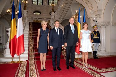 Emmanuel Macron et son épouse Brigitte sont accueillis par Klaus Iohannis et sa femme Carmen lors d'une cérémonie au palais Cotroceni à Bucarest.