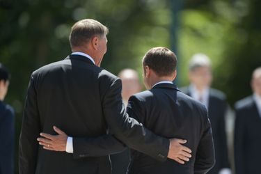Klaus Iohannis et Emmanuel Macron lors de la cérémonie d'accueil au palais Cotroceni à Bucarest.