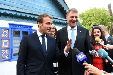 Emmanuel Macron parle aux journalistes lors de sa visite au musée du village roumain «Dimitrie Gusti».