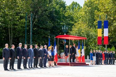 Emmanuel Macron et son épouse Brigitte sont accueillis par Klaus Iohannis et sa femme Carmen lors d'une cérémonie au palais Cotroceni à Bucarest.
