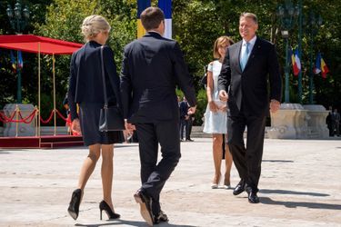 Emmanuel Macron et son épouse Brigitte lors de la cérémonie d'accueuil au palais Cotroceni à Bucarest.