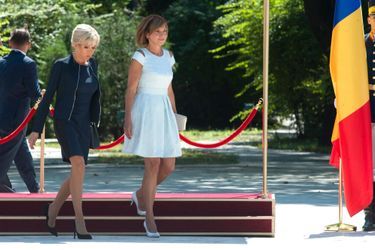 Brigitte Macron et Carmen Iohannis lors de la cérémonie d'accueil au palais Cotroceni à Bucarest.
