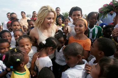 Shakira entourée par des futurs élèves d'une école en contruction financée par son association, à Barranquilla, en 2011. 