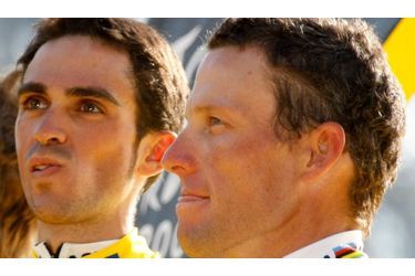 En 2009, Lance Armstrong a perdu la Grande Boucle face à son coéquipier d'Astana, Alberto Contador. Un an plus tard, l’Espagnol a été destitué de certains de ses titres après avoir été impliqué dans une affaire de dopage, l'affaire Puerto.