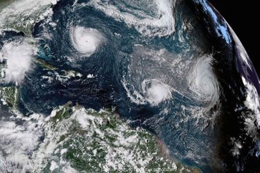 Vue satellite de l'océan Atlantique le 11 septembre, montrant l'ouragan Florence à gauche, la tempête tropicale Isaac au centre et l'ouragan Helene à droite.