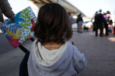A Tijuana, une fillette sur laquelle sa mère a écrit ses coordonnées, juste avant de déposer une demande d'asile aux Etats-Unis, en avril 2019.
