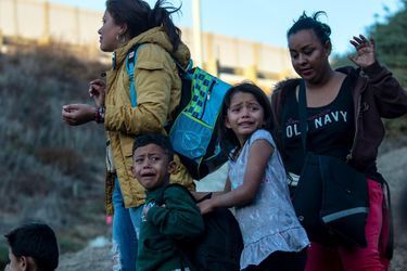 Des migrants se rendent à la police aux frontières à Playas de Tijuana, au Mexique, en décembre 2018.