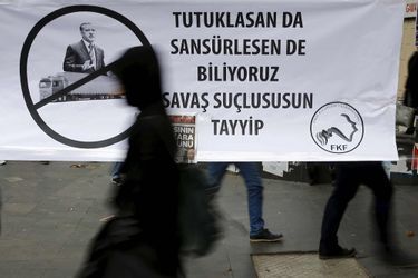  "Même si tu arrêtes les journalistes ou censure les médias, nous savons que tu es un criminel Tayyip", est-il écrit sur cette bannière lors d'une manifestation à Ankara en novembre 2015.