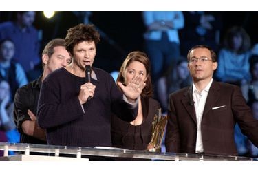 <br />
Jean-Luc Delarue, Daniela Lumbroso et Bertrand Cantat, à la 17ème édition des Victoires de la musique, en mars 2002. 