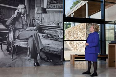Jacques Chirac, à la fin des années 1970, dans son bureau de la mairie de Paris. Quarante ans plus tard, Bernadette Chirac lui fait face, émue, à l’occasion de l’exposition « Chirac. Instantané(s) », photographies de Christian Vioujard au musée du Président, à Sarran.