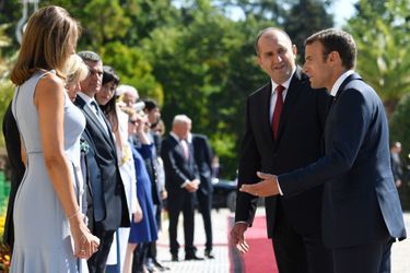 Emmanuel Macron et son épouse Brigitte sont accueillis par Rouman Radev et sa femme Desislava Radeva au Palais d’Euxinograd.