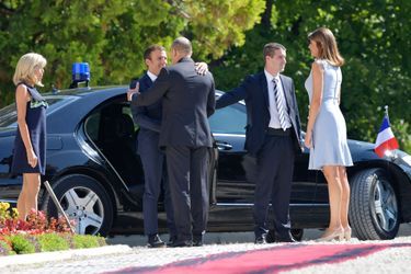 Emmanuel Macron et son épouse Brigitte sont accueillis par Rouman Radev et sa femme Desislava Radeva.