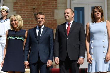 Emmanuel Macron et son épouse Brigitte sont accueillis par Rouman Radev et sa femme Desislava Radeva au Palais d’Euxinograd.