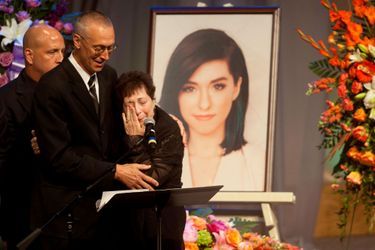 La mère de la chanteuse, effondrée lors d&#039;un hommage rendu à sa fille. 