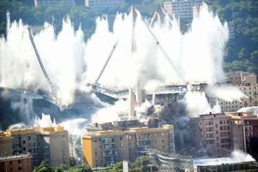 Le pont Morandi, dont l'effondrement d'une partie de la structure avait fait 43 morts en août 2018, a été entièrement détruit à l'explosif vendredi matin. 