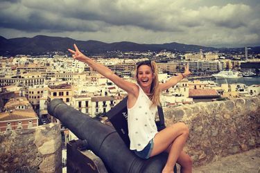 Ilona Smet, la fille aînée de David Hallyday et d’Estelle Lefébure, a passé ses vacances à Ibiza il y a deux semaines. 