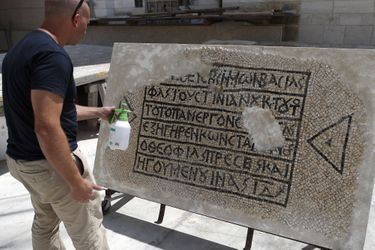 Un archéologue devant la mosaïque vieille de 15 siècles, à Jérusalem