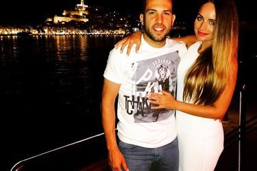 Jordi Alba du FC Barcelone et son amoureuse ont eux aussi passé quelques jours entre amis à Ibiza il y a deux mois. 