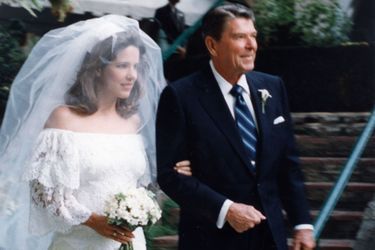 Patti Davis au bras de son père Ronald Reagan, lors de son mariage en 1984.