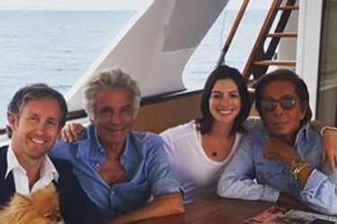 Le créateur Valentino Garavani a aussi invité l’actrice Anne Hathaway à bord de son yacht il y a à peine une semaine. 