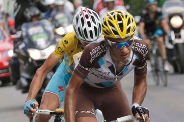 Jean-Christophe Péraud tente de décrocher le maillot jaune Vincenzo Nibali mercredi 23 juillet lors de la 17ème étape entre Saint Gaudens et Saint-Lary, dans les Pyrénées.