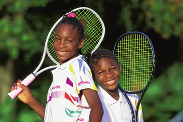 En 1992, Venus, 12 ans, et Serena, 10 ans, se renvoient la balle dans une académie réputée de Floride