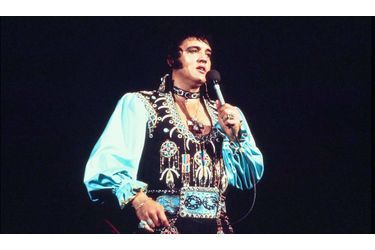 Les traits bouffis par les médicaments, Elvis Presley n'est plus que l'ombre de lui-même dans les années 70. Il continue néanmoins à donner de sa personne lors de nombreux concerts et tournées, comme ici en 1976.