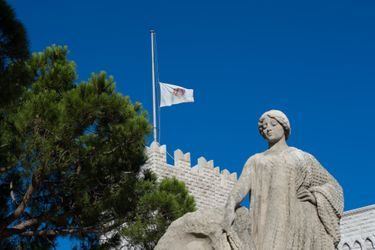 drapeau de Monaco est en berne pour Nice