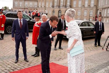 Emmanuel Macron salue la reine Margrethe du Danemark, mardi à Copenhague.