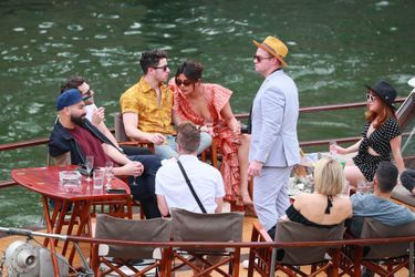 Sophie Turner, Joe Jonas, Priyanka Chopra et Nick Jonas sur un bateau sur la Seine le 24 juin 2019.