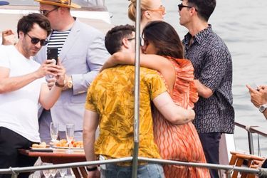 Priyanka Chopra et Nick Jonas sur un bateau sur la Seine le 24 juin 2019.