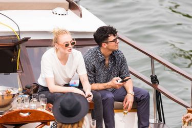 Sophie Turner et Joe Jonas sur un bateau sur la Seine le 24 juin 2019.